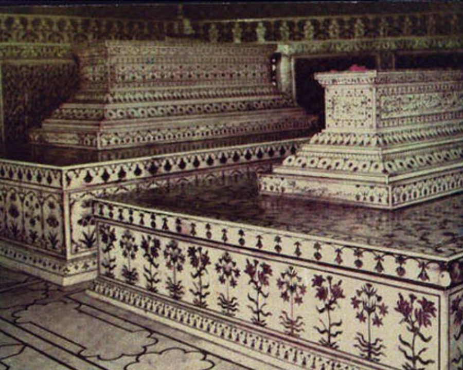 Shah Jahan and Mumtaz grave inside taj mahal