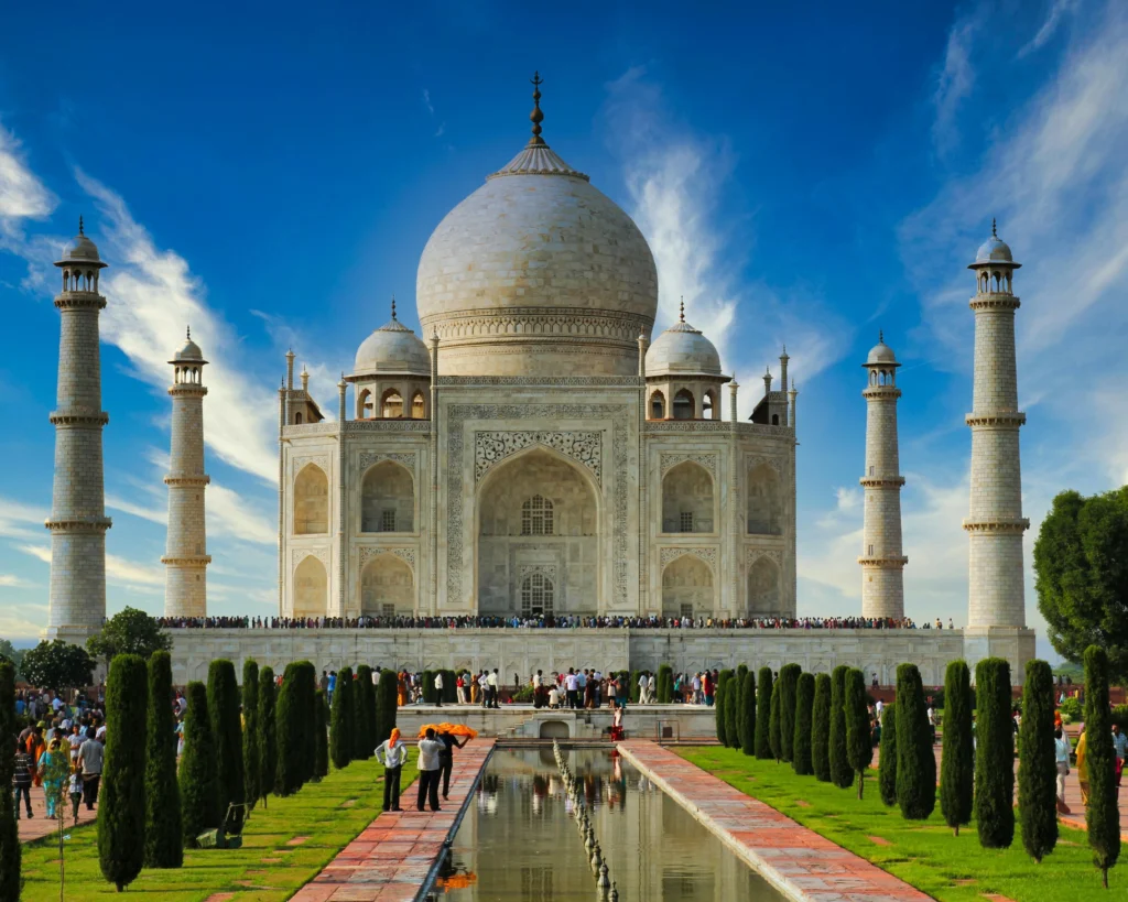 Taj Mahal change color 4 times in a day