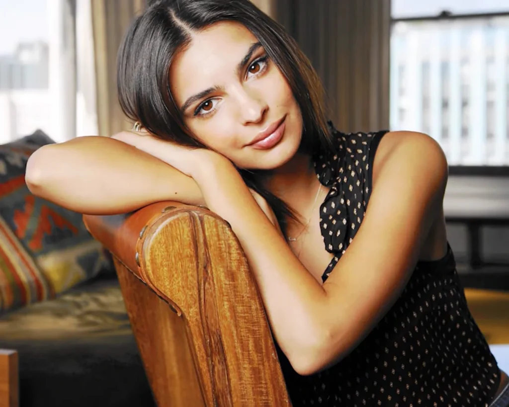 Social Worker is one of the facts about Emily Ratajkowski