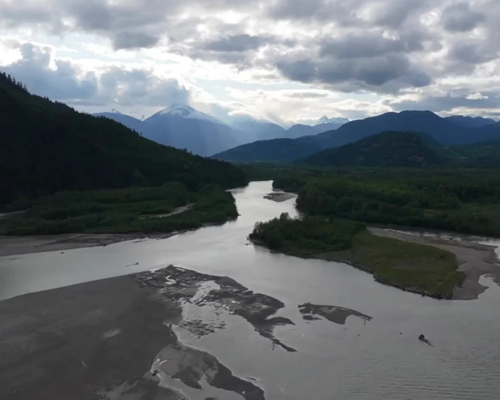 The Fraser River is longest river entirely in British Columbia