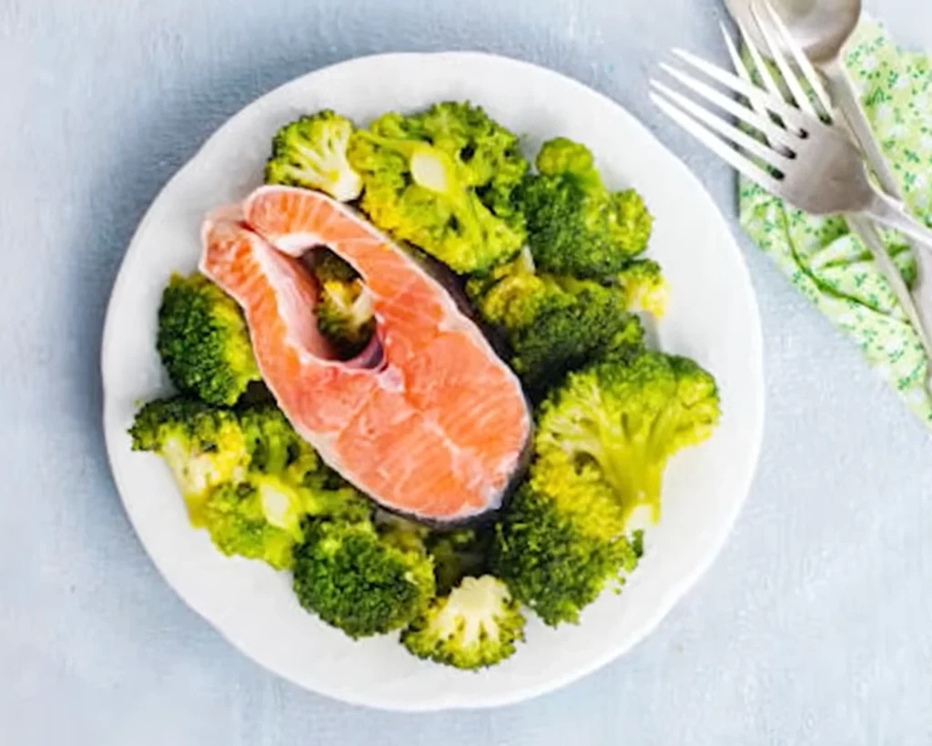 Salmon With Broccoli is one of the fat burning foods 